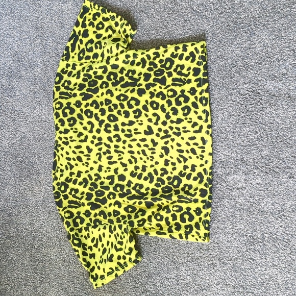 Brand new neon crop top - Picture 4 of 4